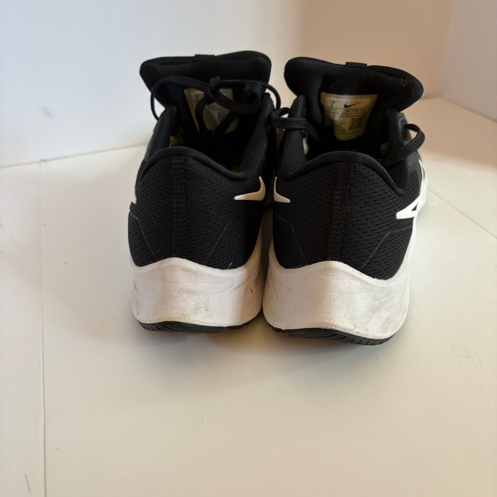 Nike Black and White Womens Athletic Sneakers - Picture 5 of 9
